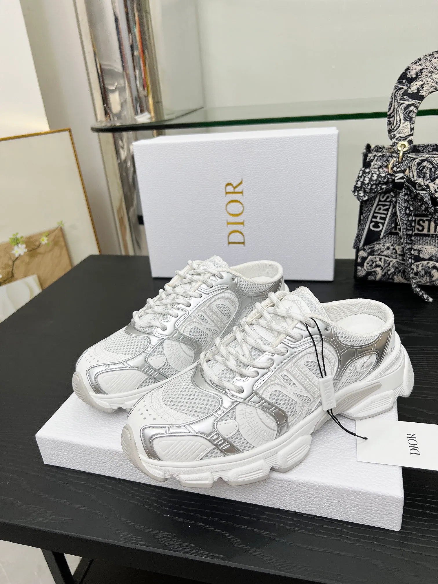p560🐮🐮This Dior Chrono sports half slipper reinterprets running shoes with Dior's haute couture style. Gray mesh fabric is paired with tonal suede calfskin panels, the CD logo on the side, the star patch on the tongue and the Dior logo on the heel, all in classic fine detail. Featuring two-tone laces and a lightweight sole with star graphics, they can be worn year-round. Size: Women’s size 35-41 (35/42 can be customized) Men’s size 40-46 (men’s version is being printed) Color: 12 colors available